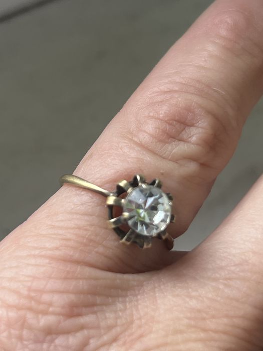 Продаются кольца серебряные с камнями