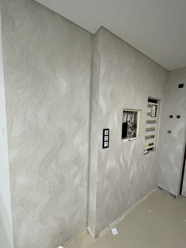 Aplicação de papel de parede, pintura de interiores e bricolage