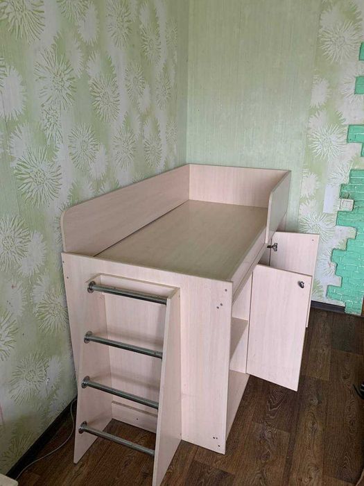 Кровать детская с мебелью