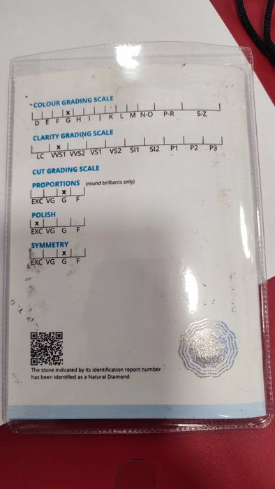 Кольцо с бриллиантом.