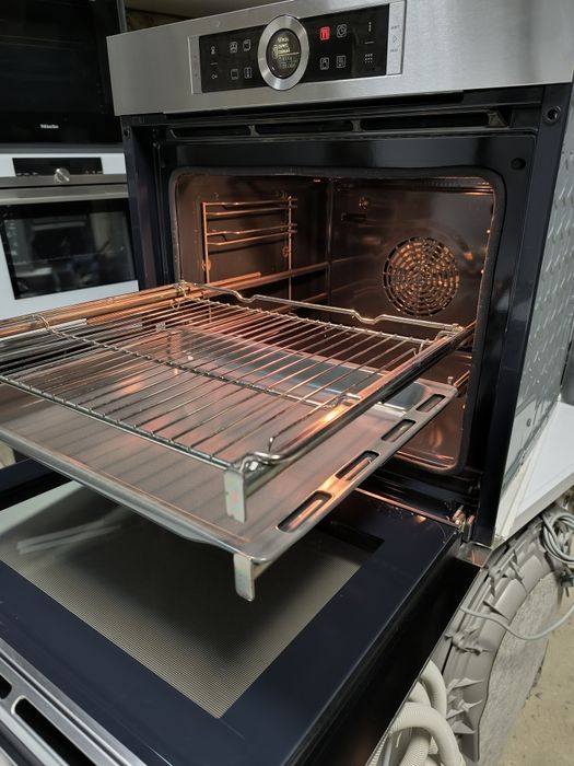 Вбудований духовий шкаф Bosch Serie 8 HBG675BS1