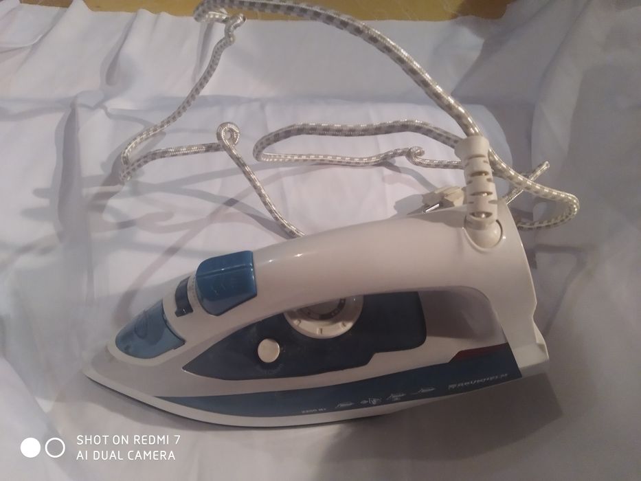 Утюг Grunhelm EI8858T с функцией отпаривания