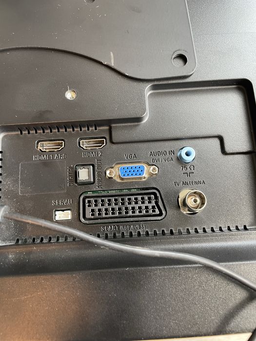 Телевізор Philips з кріпленням до стінки