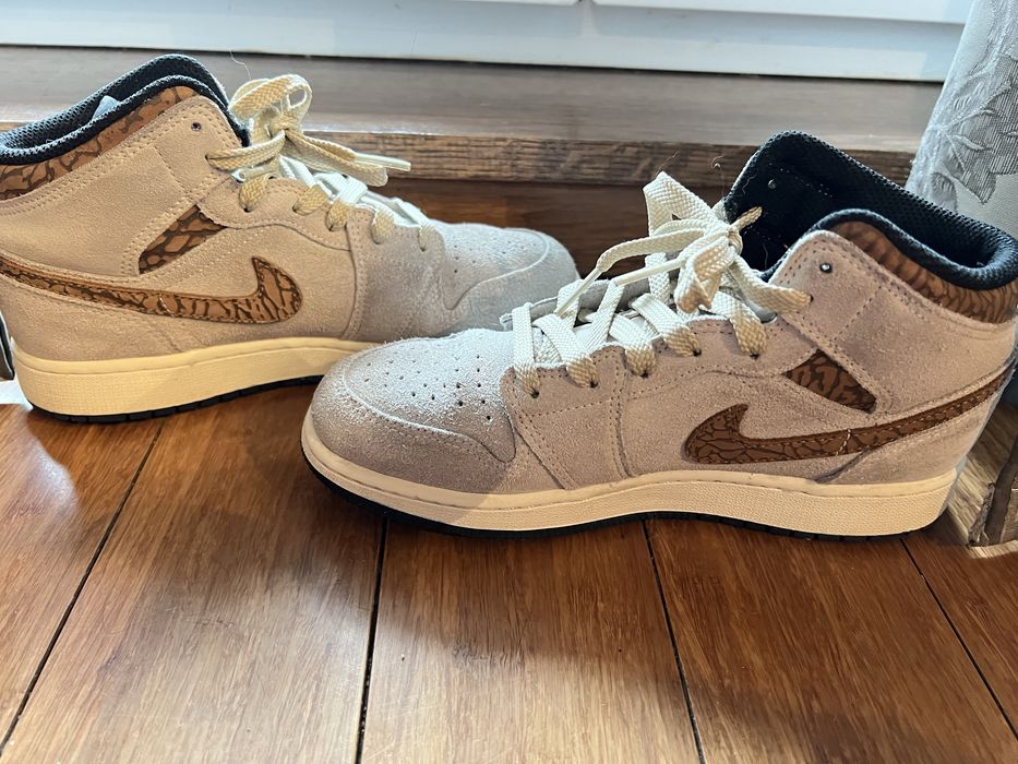 Nike Air Jordan 1 Mid SE brązowy 36,5