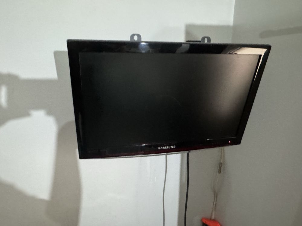 Telewizor samsung 32 cale z uchwytem na sciane