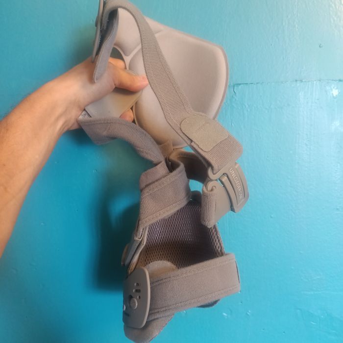 Ортез Ossur Unloader One® OTS с наколенным бандажем.