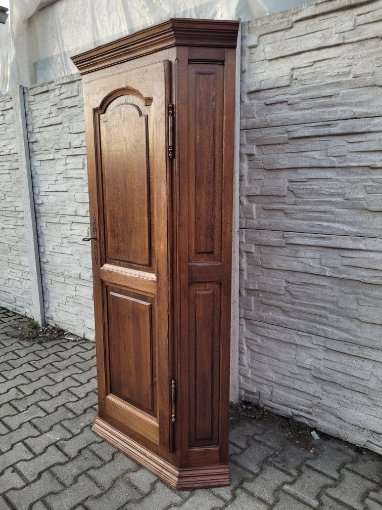Dębowa szafa narożna.