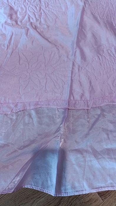 Атласне рожеве покривало на ліжко