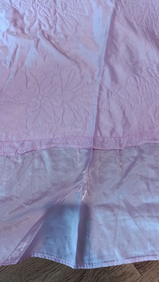 Атласне рожеве покривало на ліжко