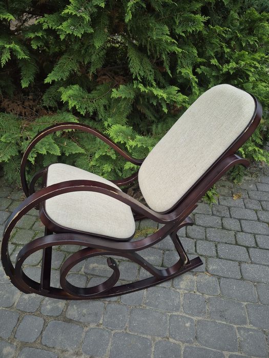 Fotel bujany drewniany.