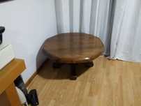 Mesa de centro em madeira maciça.  feito artesanal, peça única