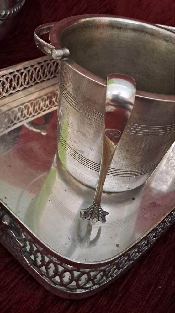 Varias peças em metal prateado