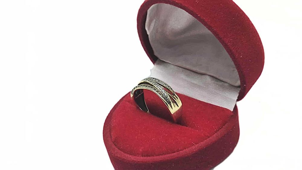 Złoty pierścionek obrączkowy z cyrkoniami - 333 - R.13 - 2,45g