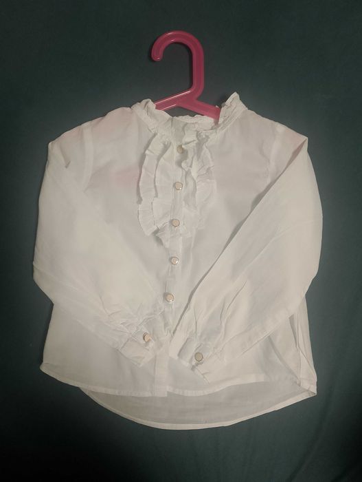 Biała koszula 110 falbanka ozdobne guziki