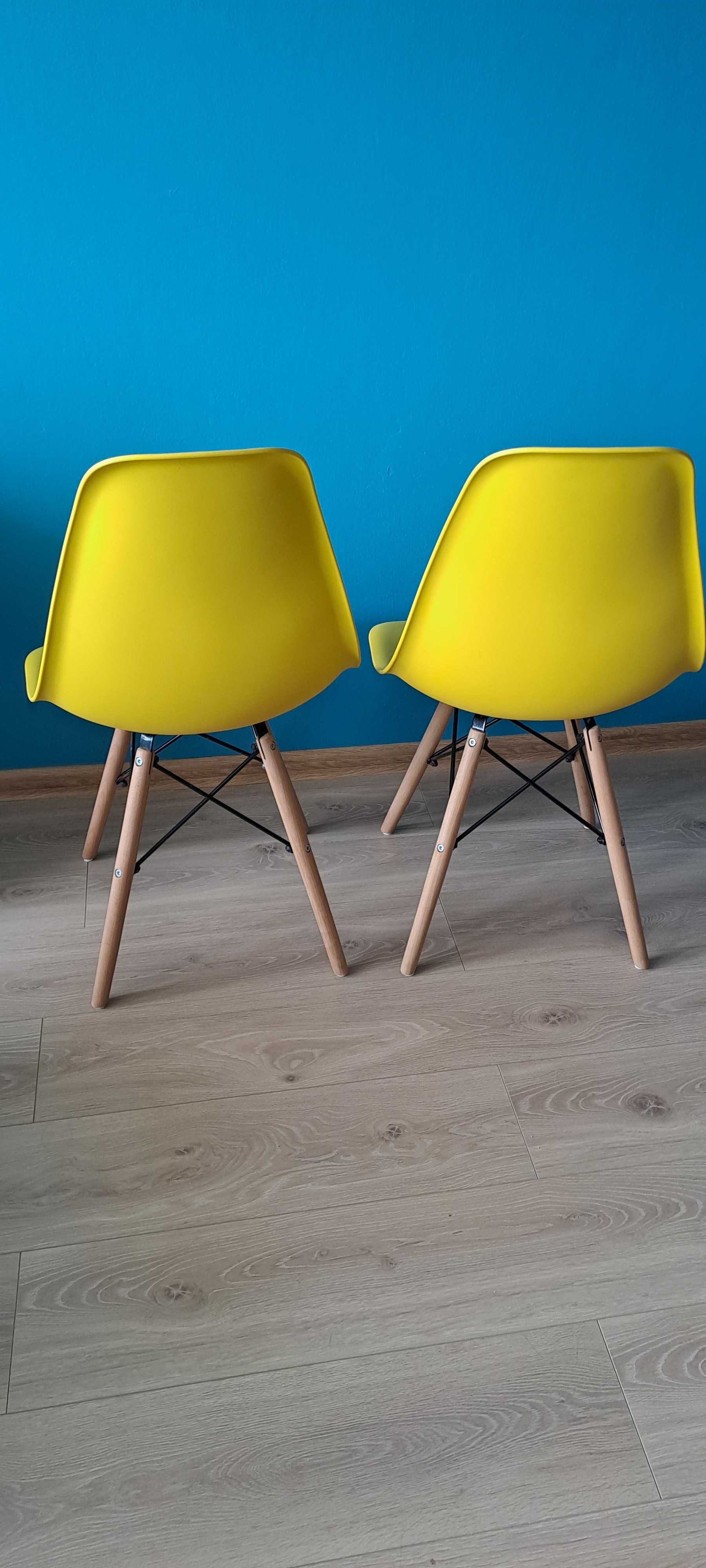Dwa krzesła skandynawskie