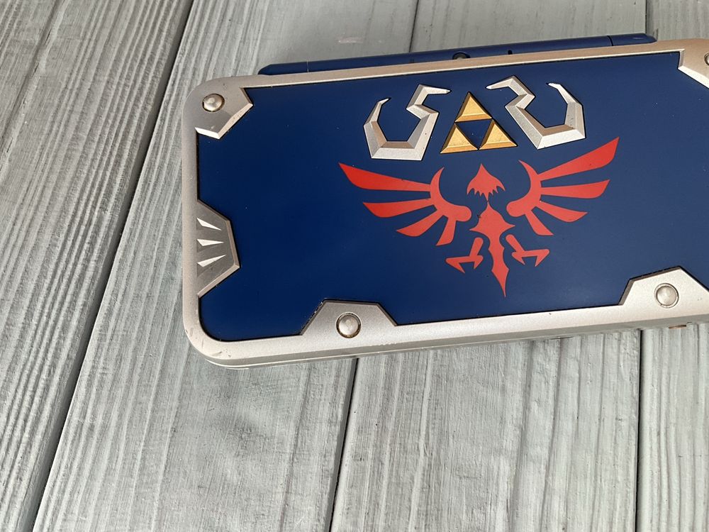 New Nintendo 2DS XL Zelda Hylian Shield Edition