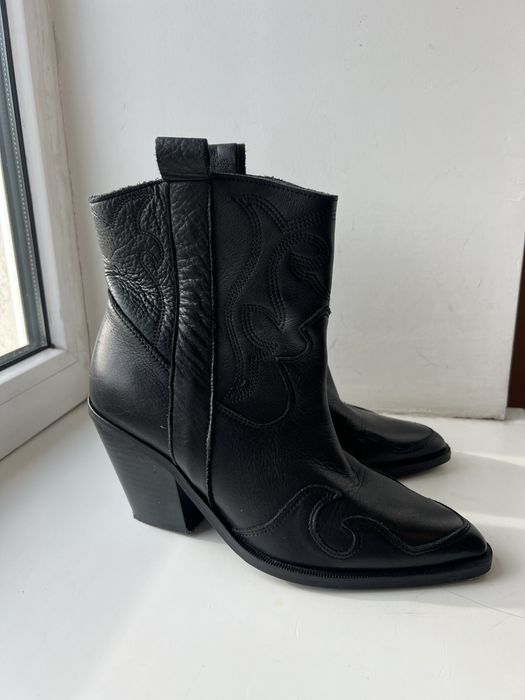 Стильні шкіряні козаки