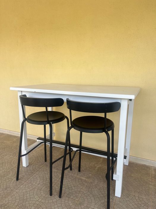 Conjunto Ikea Mesa e Cadeiras Altas