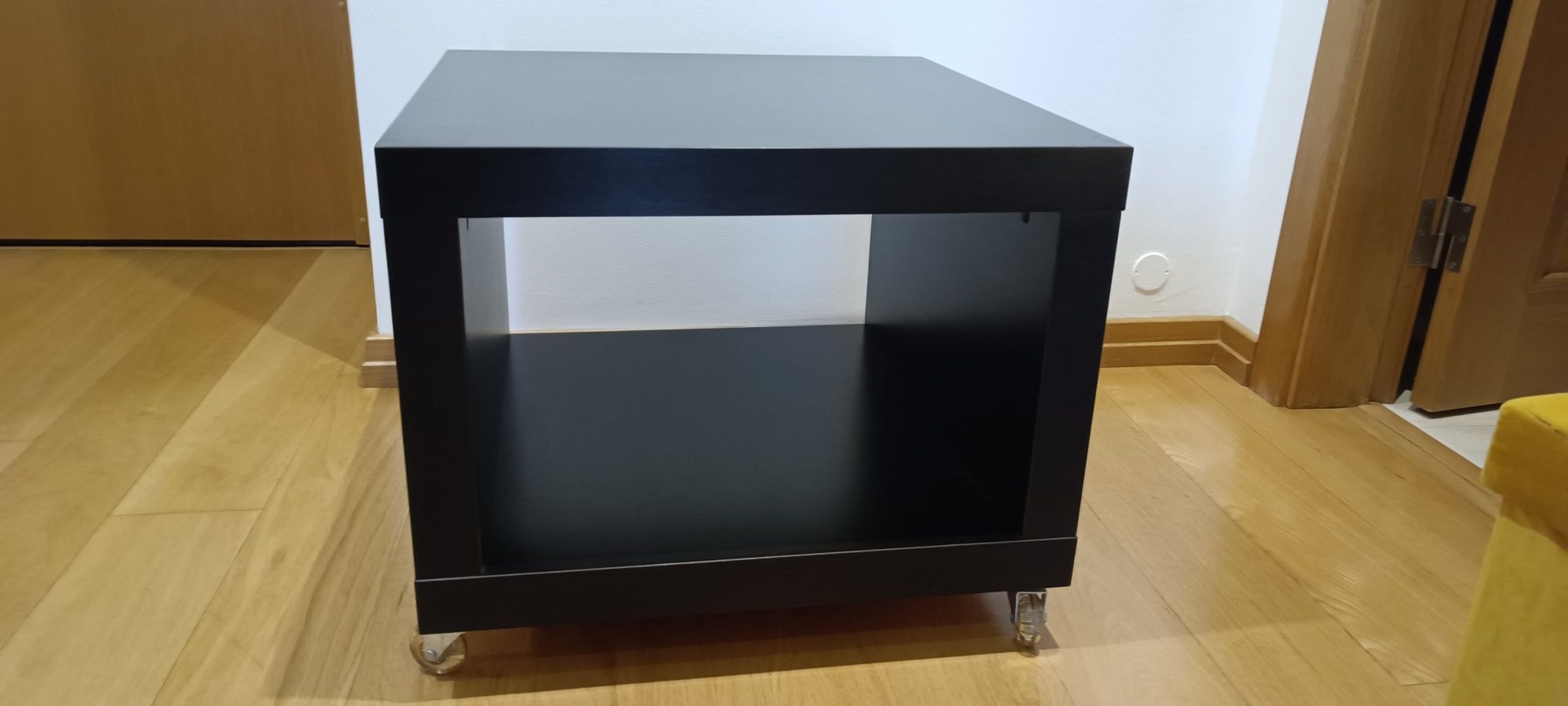 Mesa de apoio 50x50cm com rodas IKEA