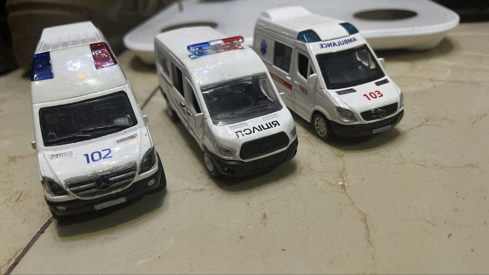 модель мікроавтобуса поліціі та швидка