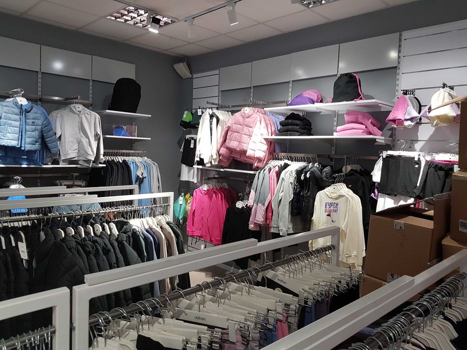 Komplet mebli - wyposażenie sklepu odzieżowego 4F - white concept