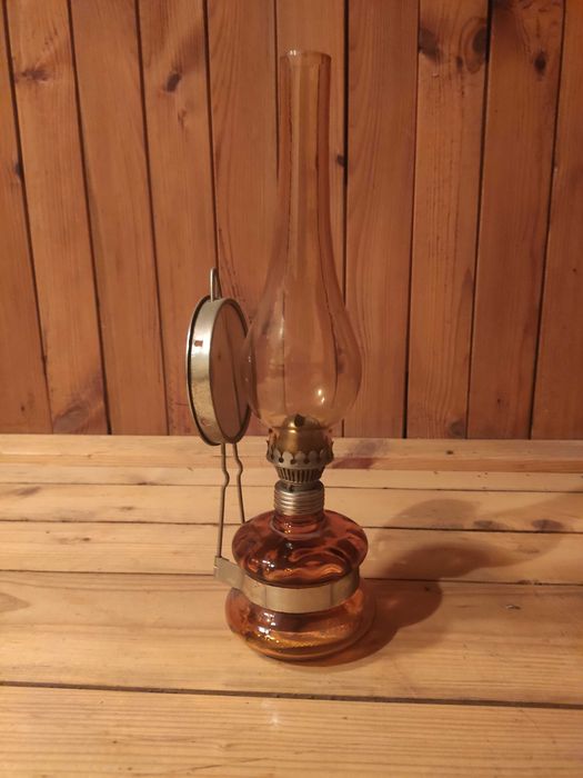 Bursztynowa lampka naftowa z lusterkiem