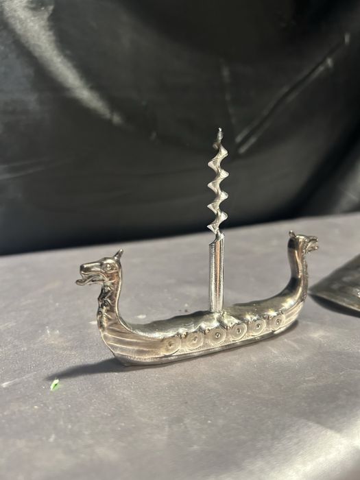 Metalowa łódź wikinga z korkociągiem – praktyczna i dekoracyjna