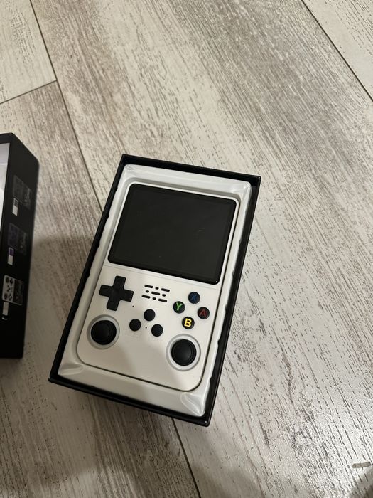 Продам портативну поейстейшен R36S