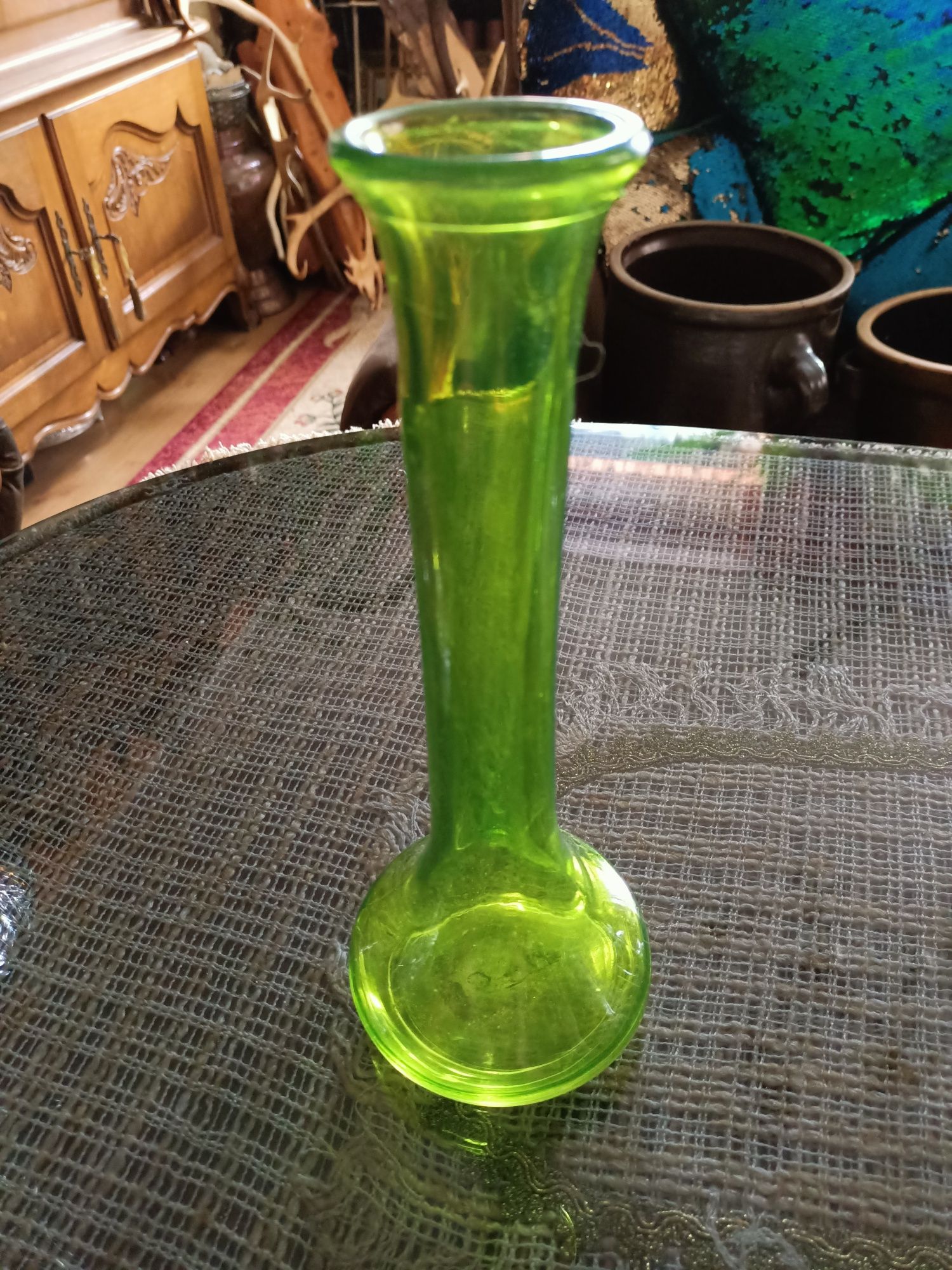 Zielony smukły wazonik szklany