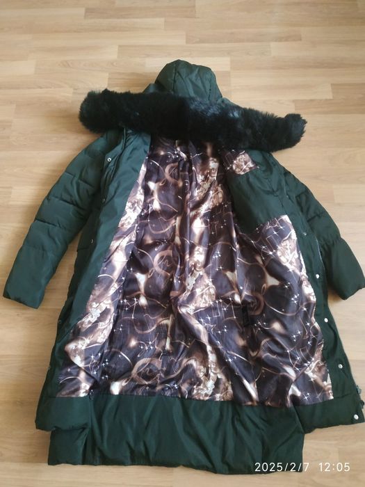 Зелений жіночий плащ