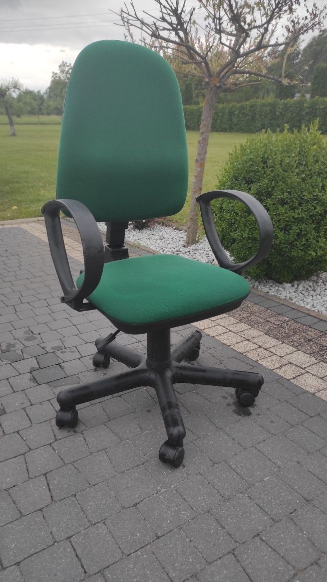 Fotel biurowy klasyczny, regulowany. Soczysta zieleń.
