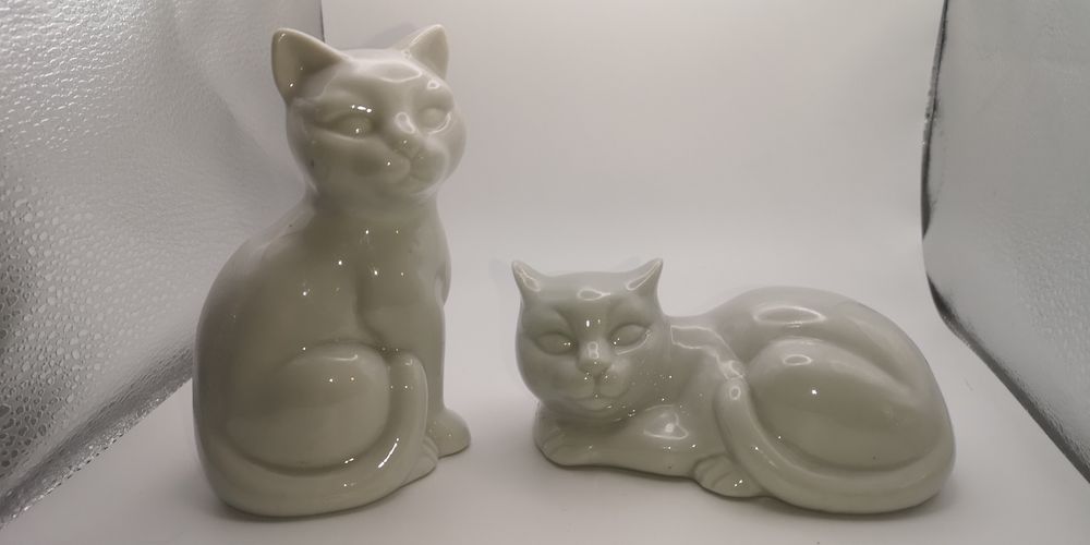 Figurki para białych kotków porcelana