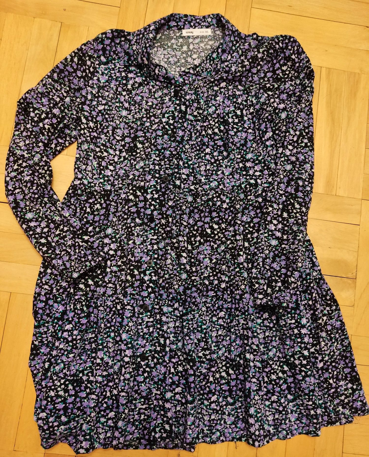 Czarna sukienka w fioletowe kwiaty drobny wzorek rozpinana Sinsay