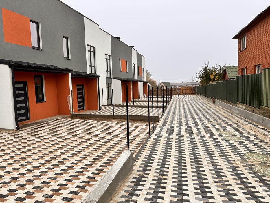 Таунхаус великою ділянкою.