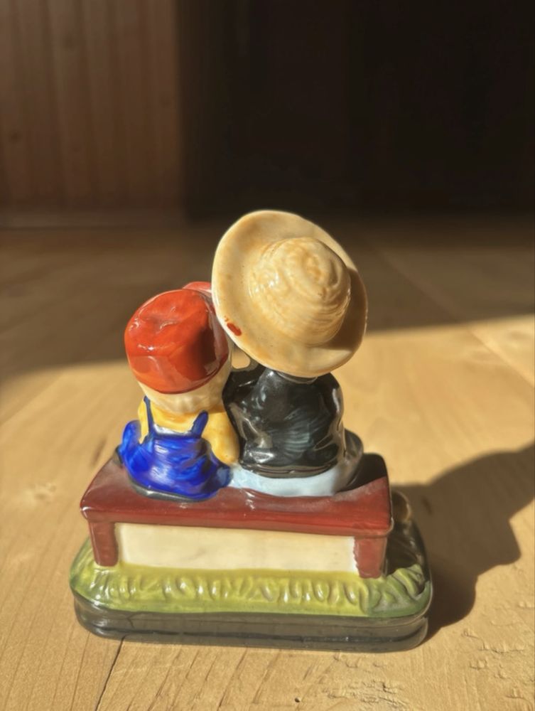 Figurka z porcelany dzici na ławeczce po babci