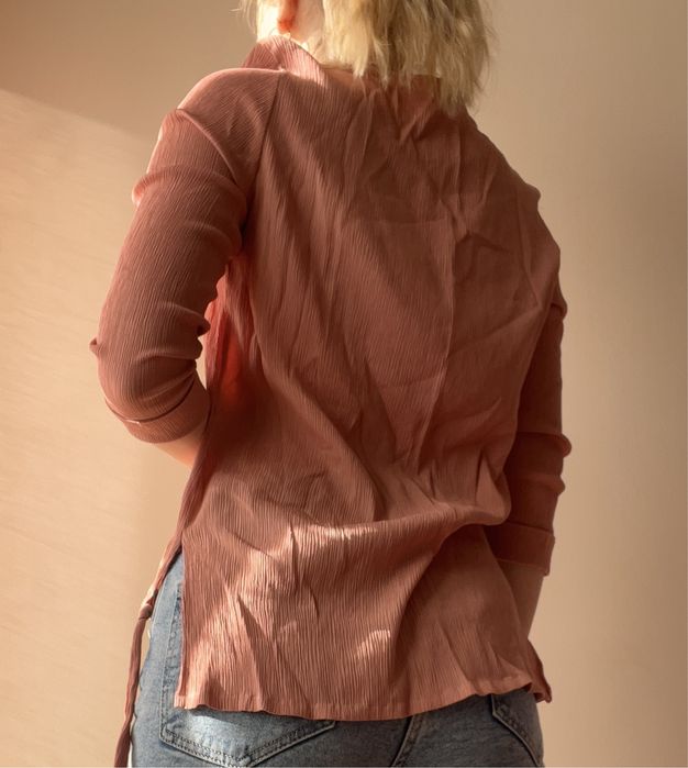 Asymetryczna marszczona koralowa bluzka z rękwami 3/4