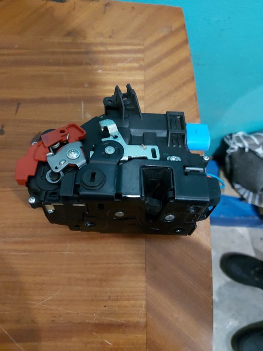 Замок дверей гольф 5 задній лівий