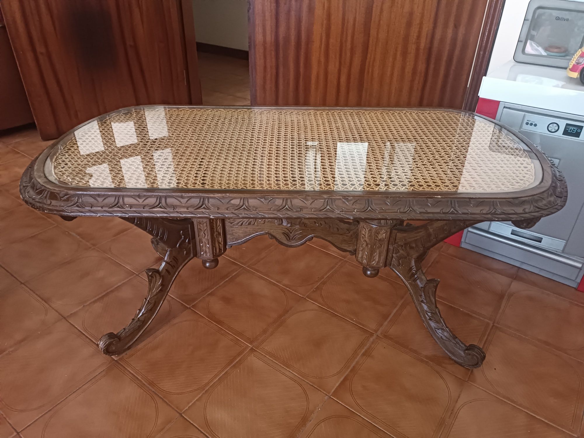 Mesa com vidro na base