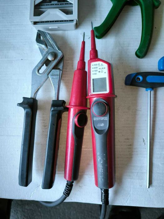 Walizka narzędziowa GT + narzędzia na kółkach z kluczem