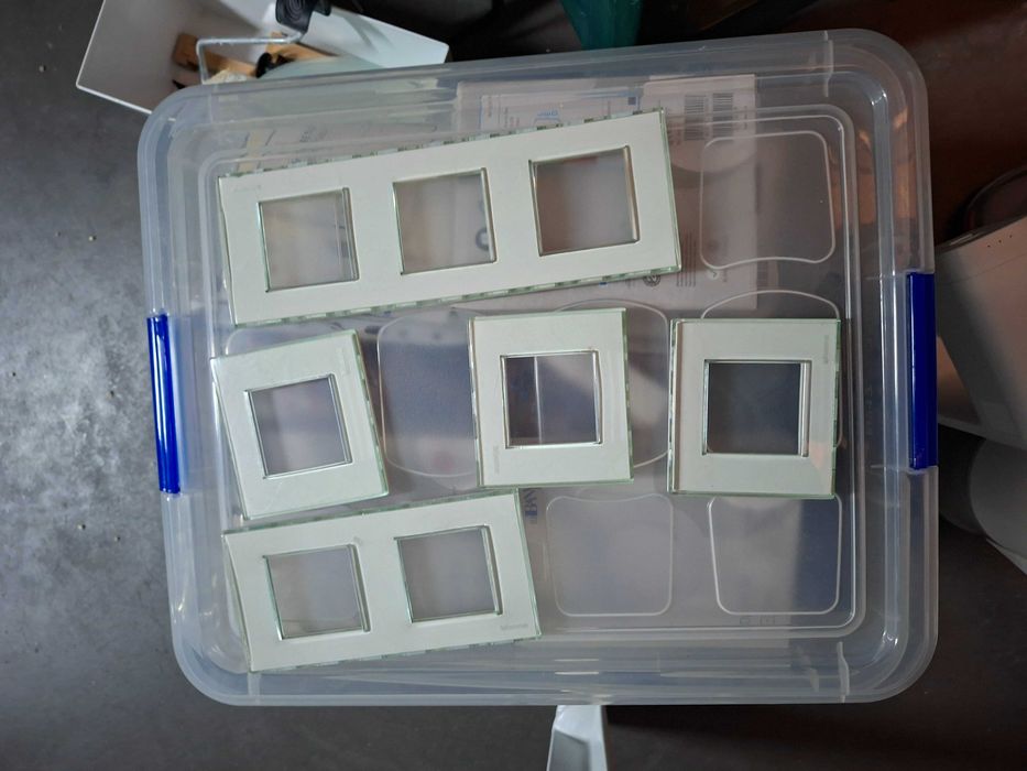 Conjunto de espelhos e tomadas da marca bticino