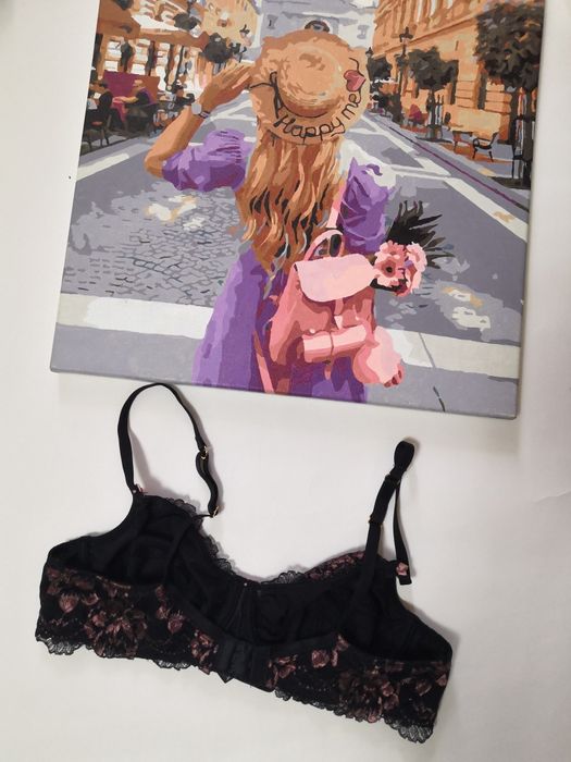 Бюстгальтер бренда Beldona, розмір 85 В.
М'який, з металевими кісточка