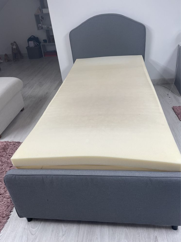 Cama cizenta com arrumação, colchão e protetor colchão ótimo estado