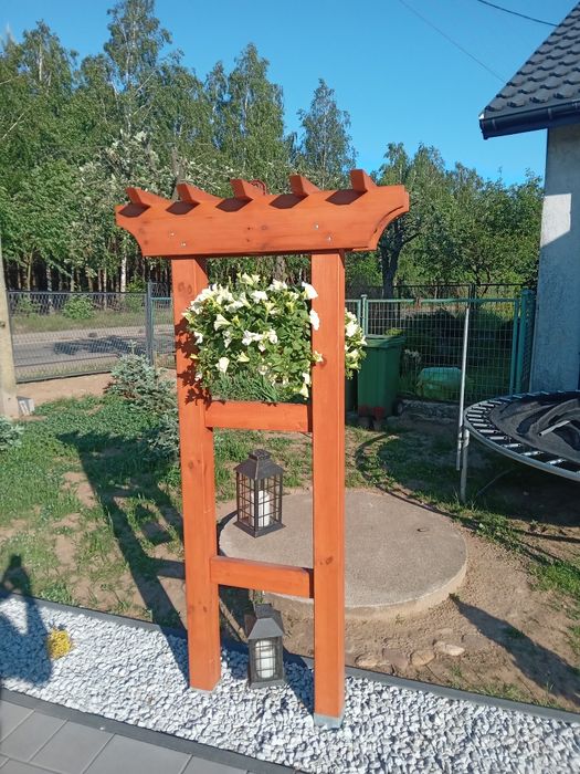 Latarnia ogrodowa lub kwietnik ogrodowy z drewna. Wymiary widoczej na