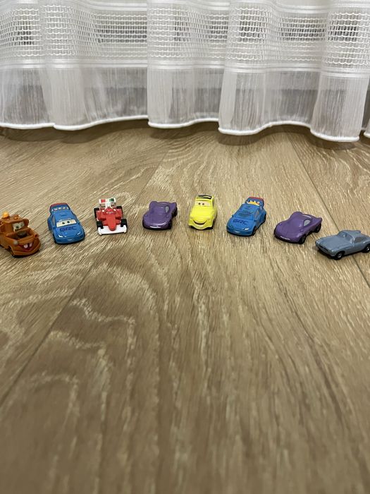 Машинки з кіндера серія близкавка маквін