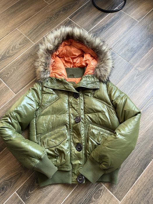 Пуховик фірми Guess, р S , хутро енота .Орігінал.