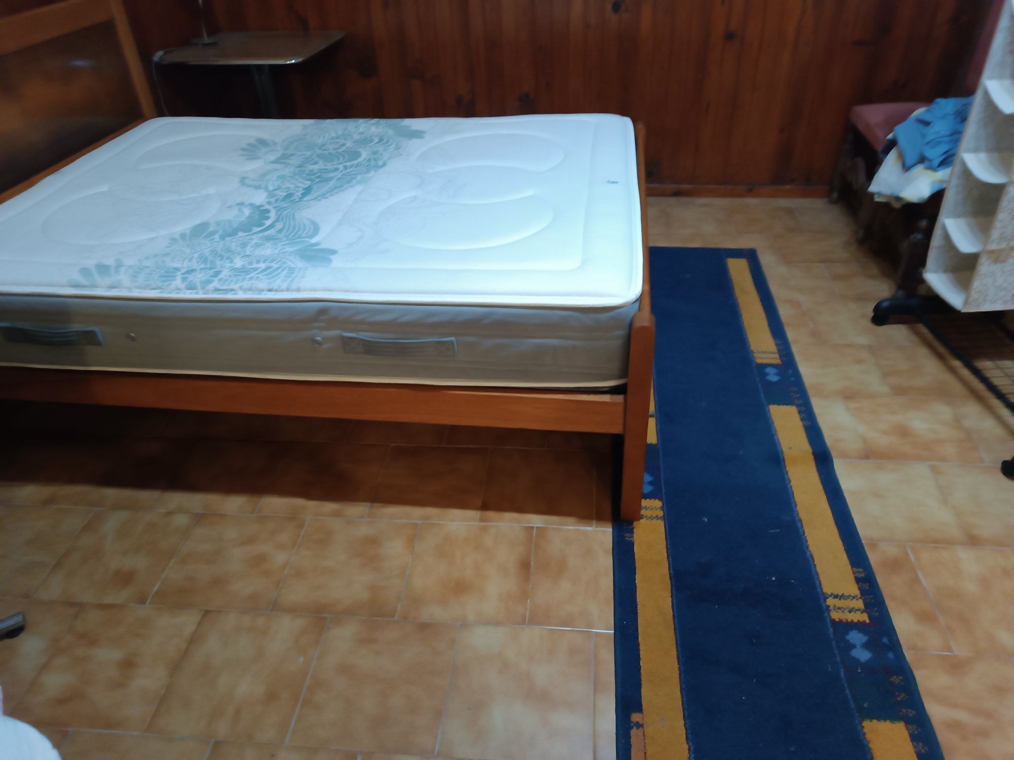 Cama de casal com colchão molaflex