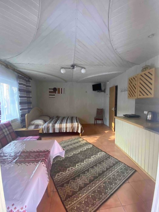 Апартаменти з кухнею на 3 особи. Поряд річка. Є сауна.