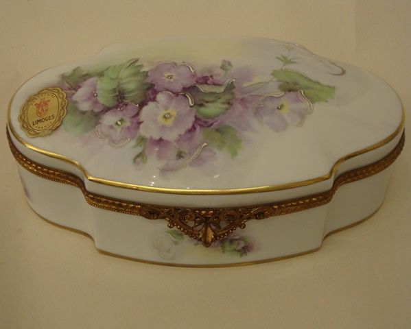 Centro de mesa com flores em porcelana