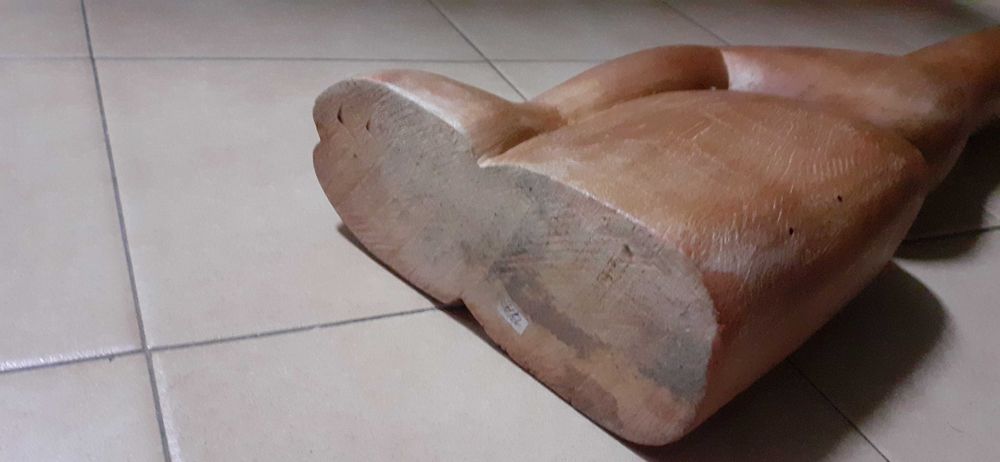 Estatueta de figura de pessoa sentada, em madeira