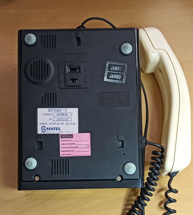 Telefone de teclas antigo creme